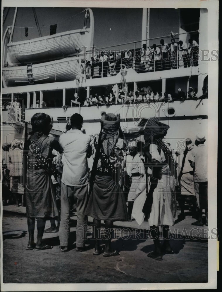 1962 Press Photo Yemeni Rebels Greet UAR Ship SS Sudan Carrying War Supplies - Historic Images