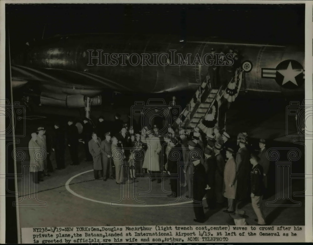 1951 Press Photo General MacArthur Leaving His Plane Bataan in Chicago-Historic Images