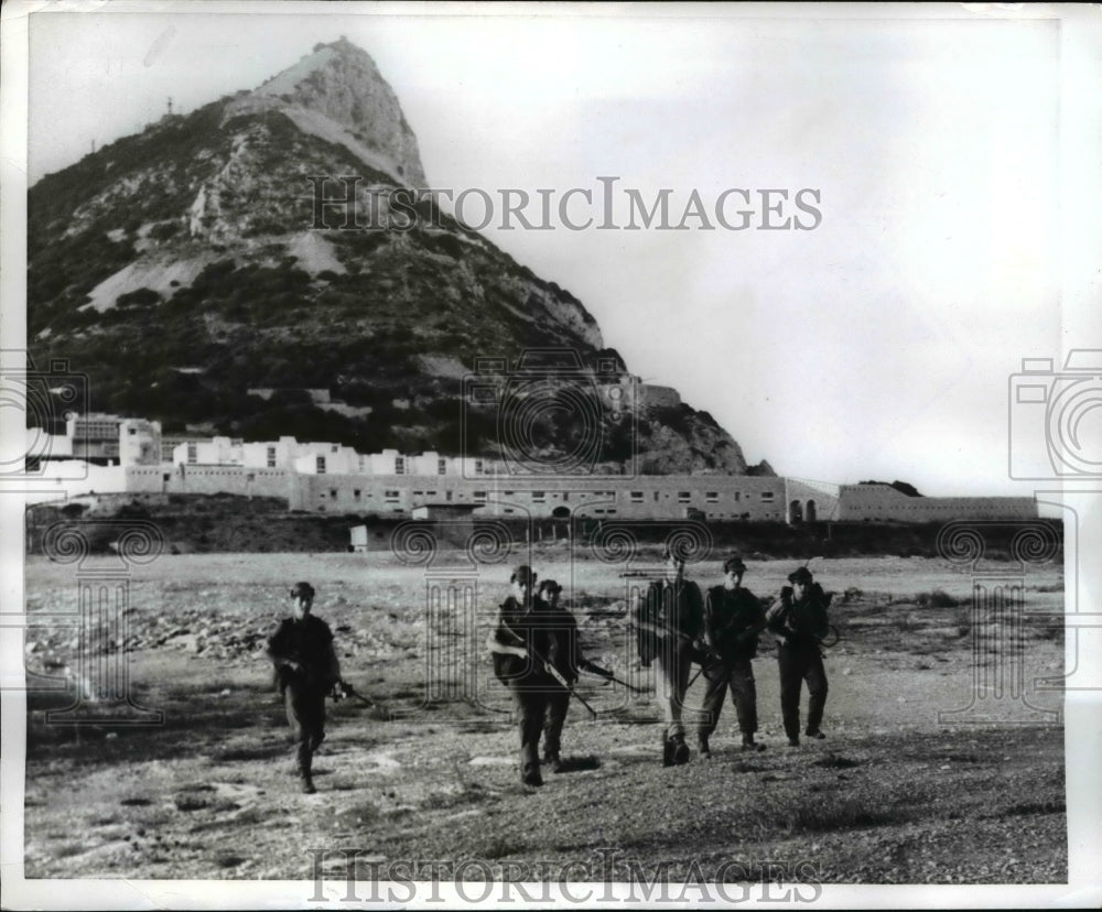 1969 Press Photo Royal Irish Rangers Run Across Windmill Flats near Gibraltar-Historic Images