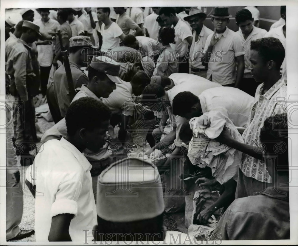 1965 Press Photo Rebel Militiamen Leaving Santo Dominigo &amp; Being Searched-Historic Images