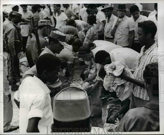 1965 Press Photo Rebel Militiamen Leaving Santo Dominigo & Being Searched-Historic Images