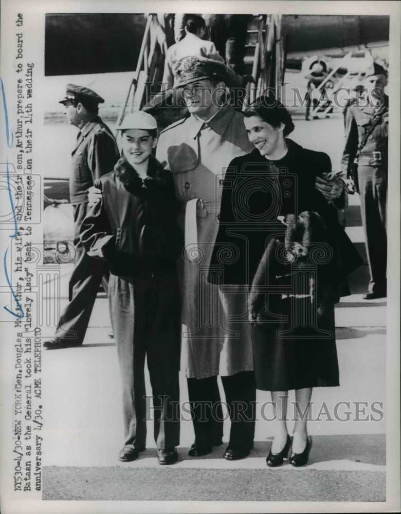 1951 Press Photo General &amp; Mrs MacArthur with Son Arthur in New York - nem45970-Historic Images