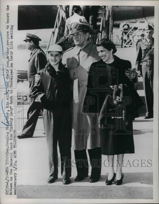 1951 Press Photo General & Mrs MacArthur with Son Arthur in New York - nem45970-Historic Images