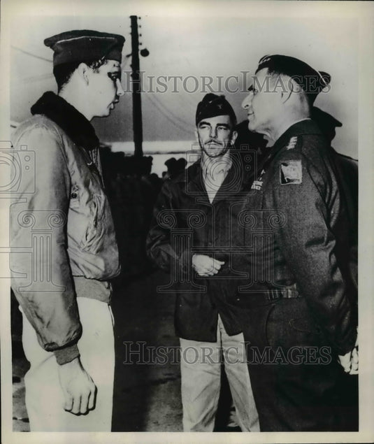 1951 Press Photo Gen RIdgway, Lt Davis & Col Breckenridge Talking In Okinawa-Historic Images