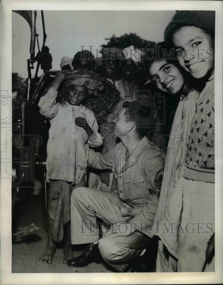 1943 Press Photo Sgt Radney of US Talking to Indian Boy Child was Fascinated - Historic Images