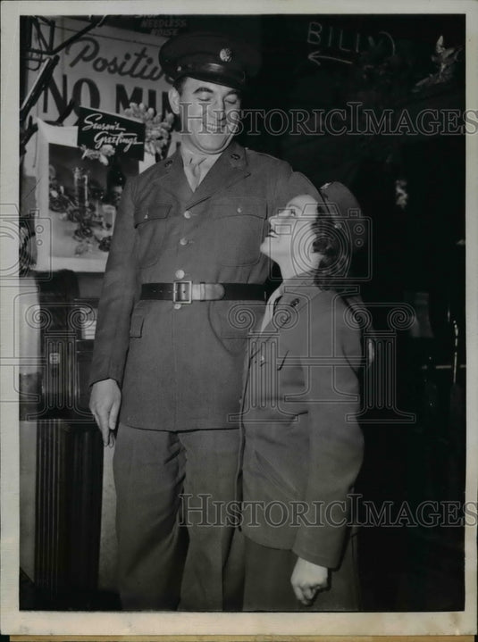 1944 Press Photo Pvt Lois Woods 5 1/2 Foot Tall & Sgt McGuire 6 Ft 6 Inches-Historic Images