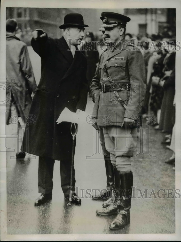 1937 Press Photo Col Sir Arthur Erskine Discusses With Staff Officer of Processi-Historic Images