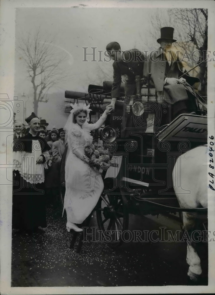 1946 Press Photo Stagecoach Bridal Carriage of Peter Carpenter and Ena Beckton-Historic Images