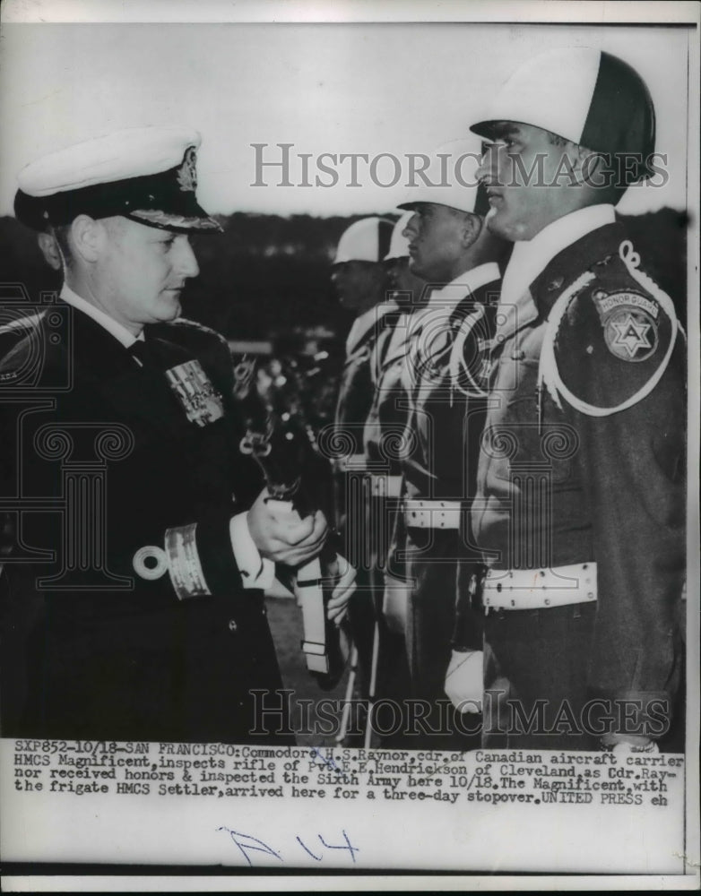 1954 Press Photo Commodore HS Raynor Inspected PVt. Hendrickson Of The 6th Army-Historic Images