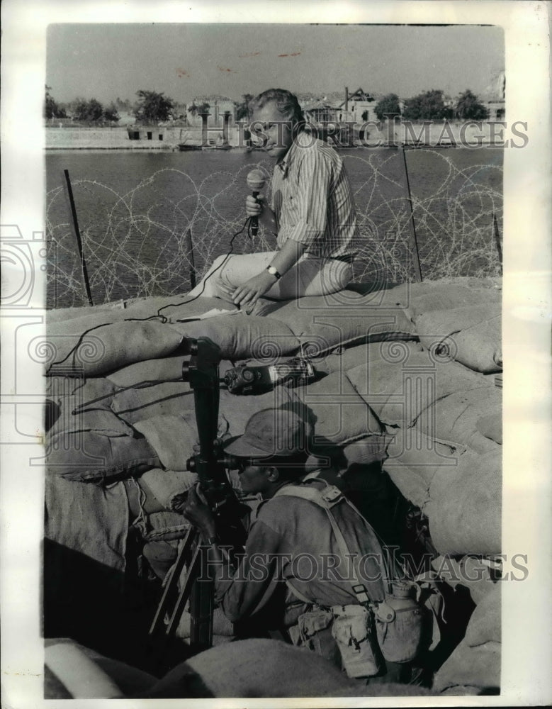 1970 Press Photo Israeli Soldier on Egyptian Bank of the Suez Canal-Historic Images