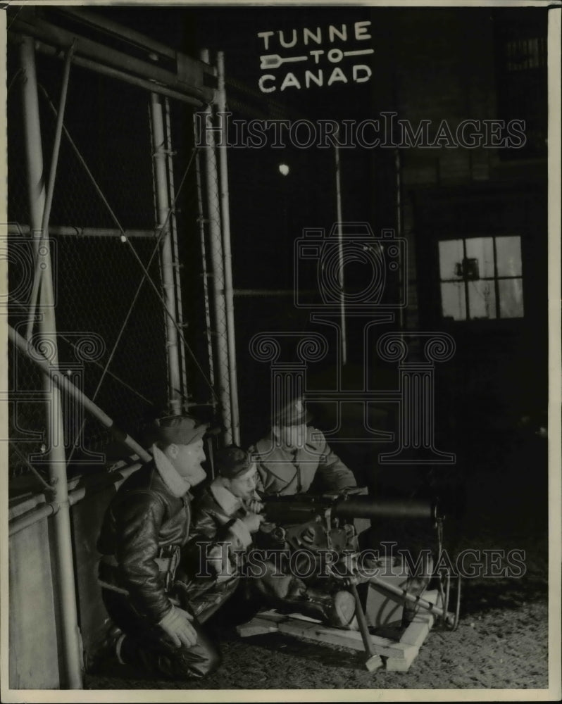 1941 Press Photo US Soldiers Garvey and McClemans Guard Tunnel To Canada-Historic Images