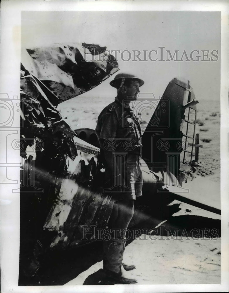 1941 Press Photo South African Air Force Lieutenant w/ Remains of Italian Plane-Historic Images