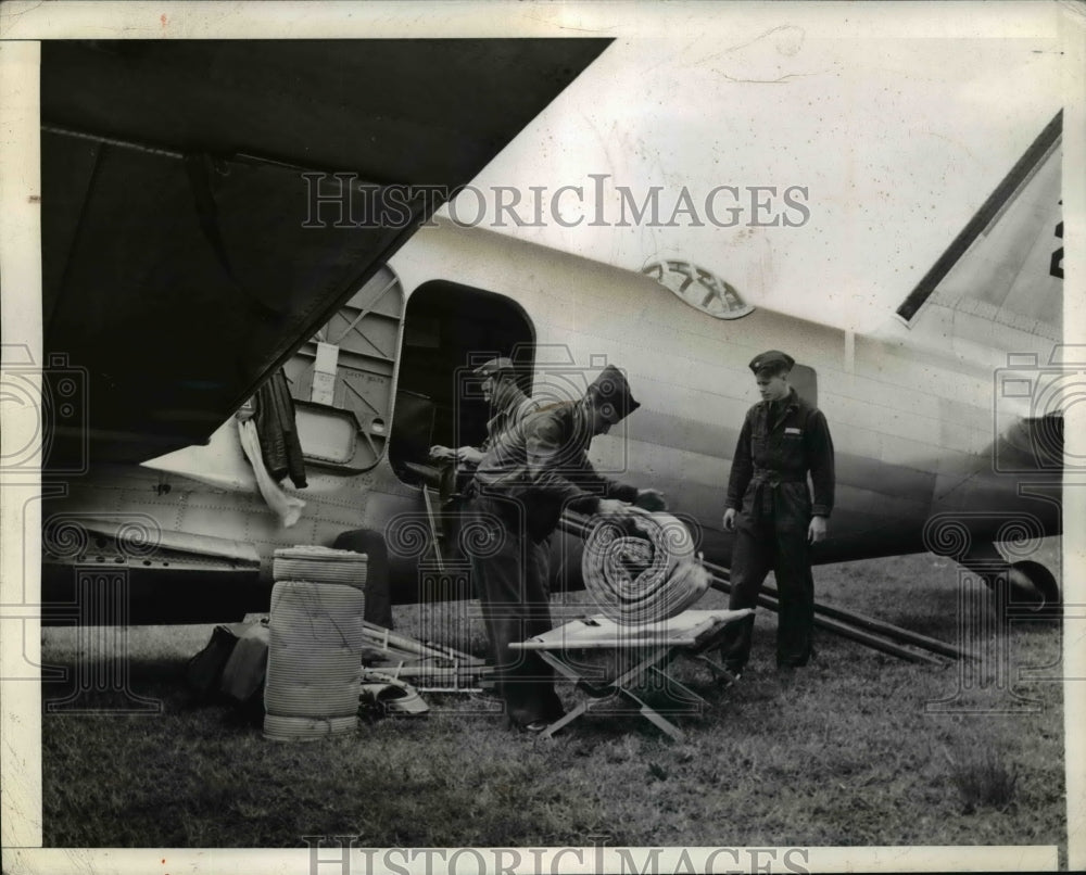 1941 Press Photo US Army Bombers Loaded with Camp Regalia Land in Miami-Historic Images