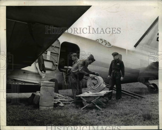 1941 Press Photo US Army Bombers Loaded with Camp Regalia Land in Miami-Historic Images