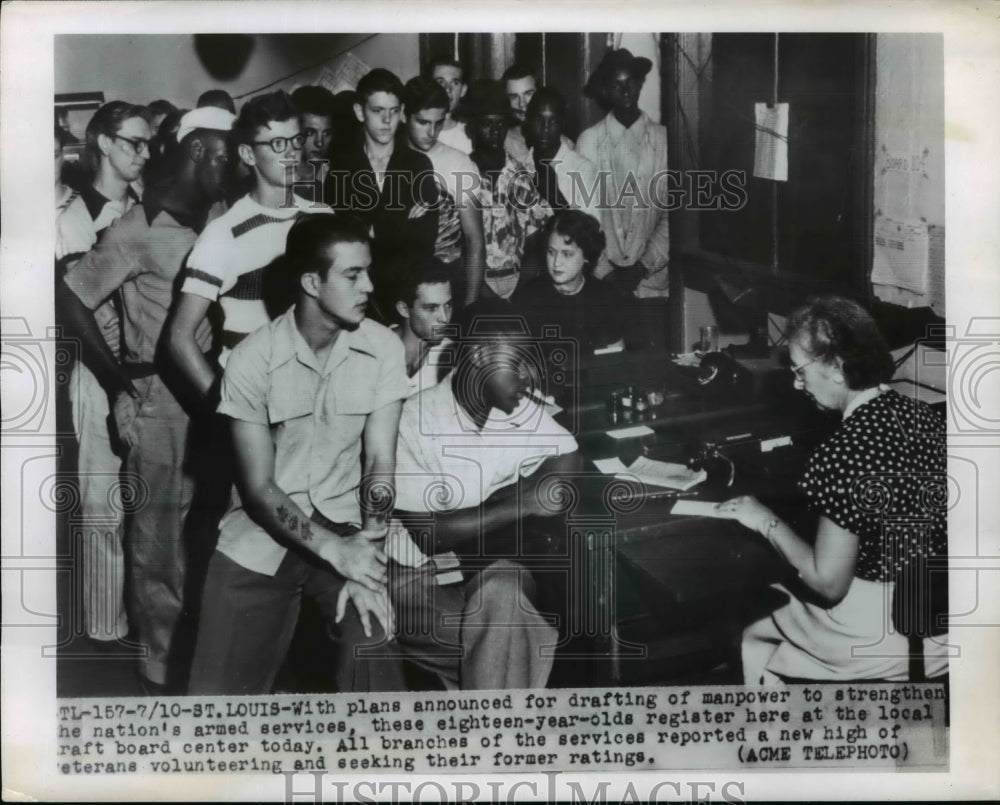 1941 Press Photo 18-Year-Olds report to St. Louis Draft Board - Historic Images