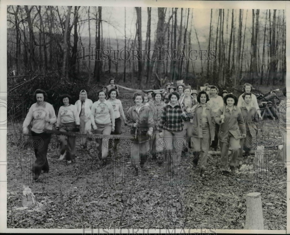 1944 Press Photo Girls with axes and saws walk to farmhouse after cutting trees-Historic Images