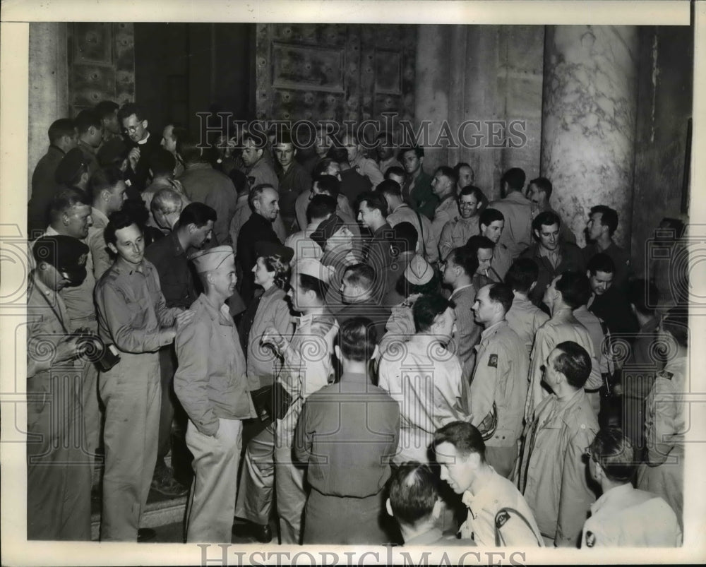 1944 Press Photo Allied Press Representatives at the Vatican await admittance - Historic Images