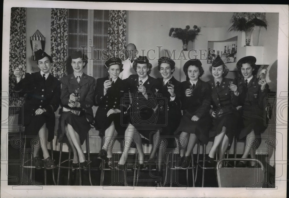 1951 Press Photo Armed Forces GI Sorority have drinks in Paris - nem48695- Historic Images