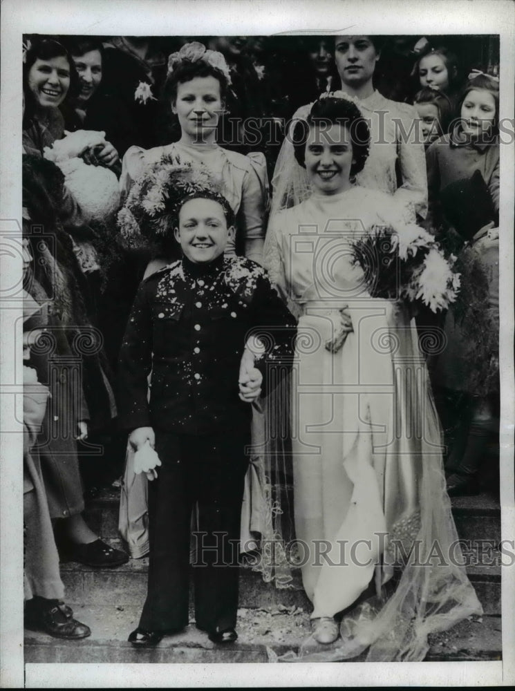 1942 British Army Pvt. Reginald Russell and his bride Annah Fulham - Historic Images