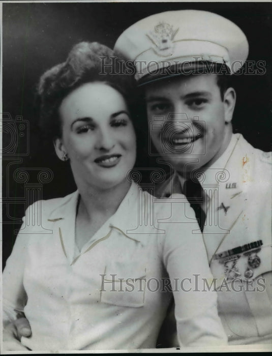 1943 Press Photo Lt.James F.Gallian and slain wife Mary found stabbed at home-Historic Images