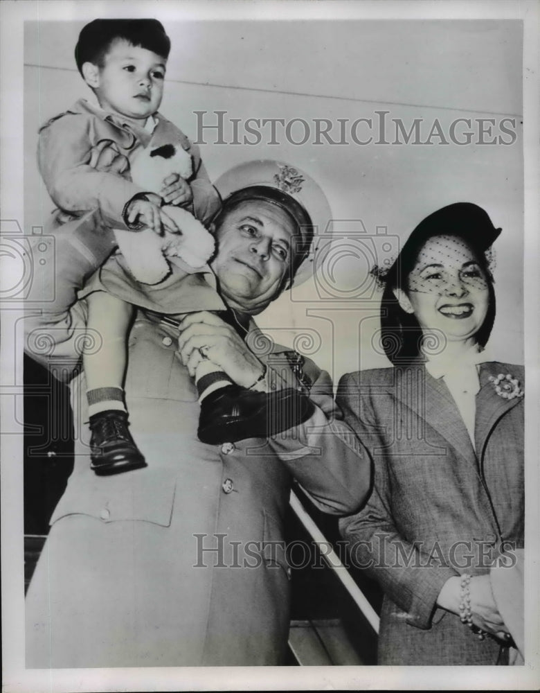 1952 Press Photo Gen Matthew Ridgway &amp; Family Prior to His Departure to Europe-Historic Images