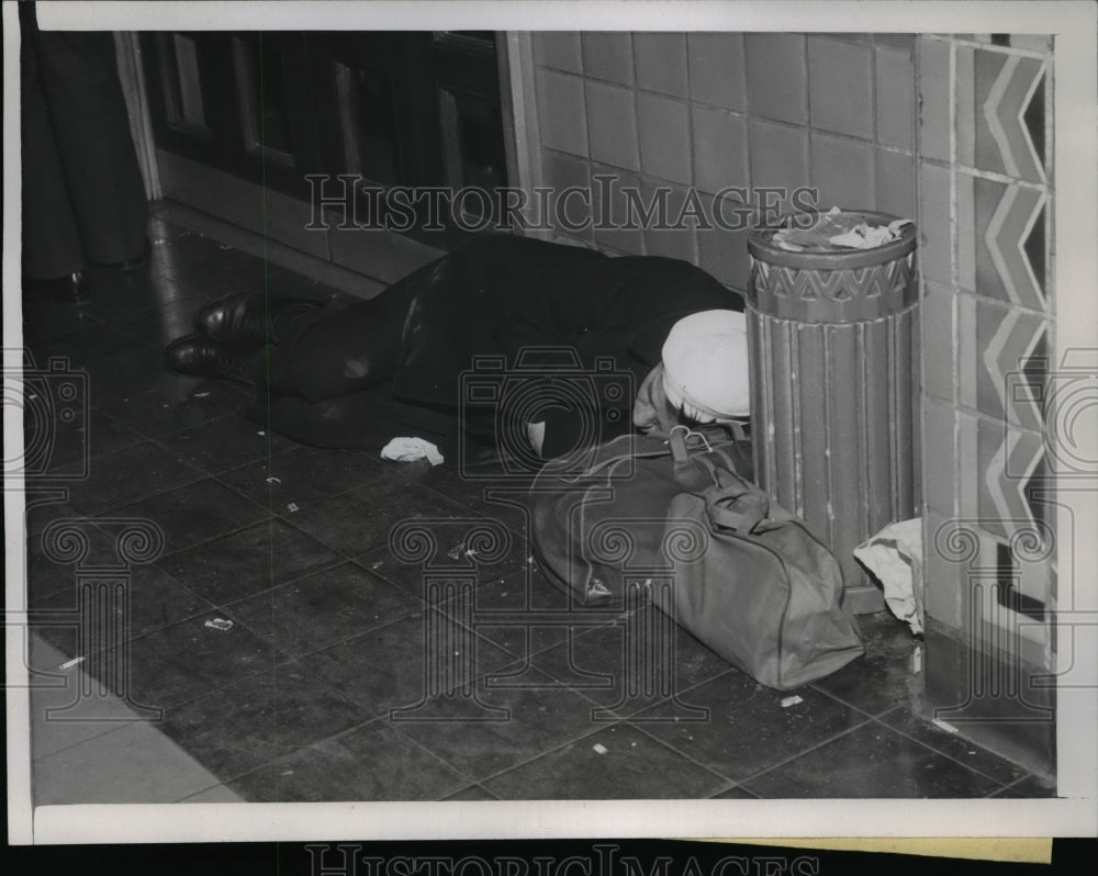 1945 Press Photo Serviceman Sleeps on Floor at Union Waiting for Train Space-Historic Images