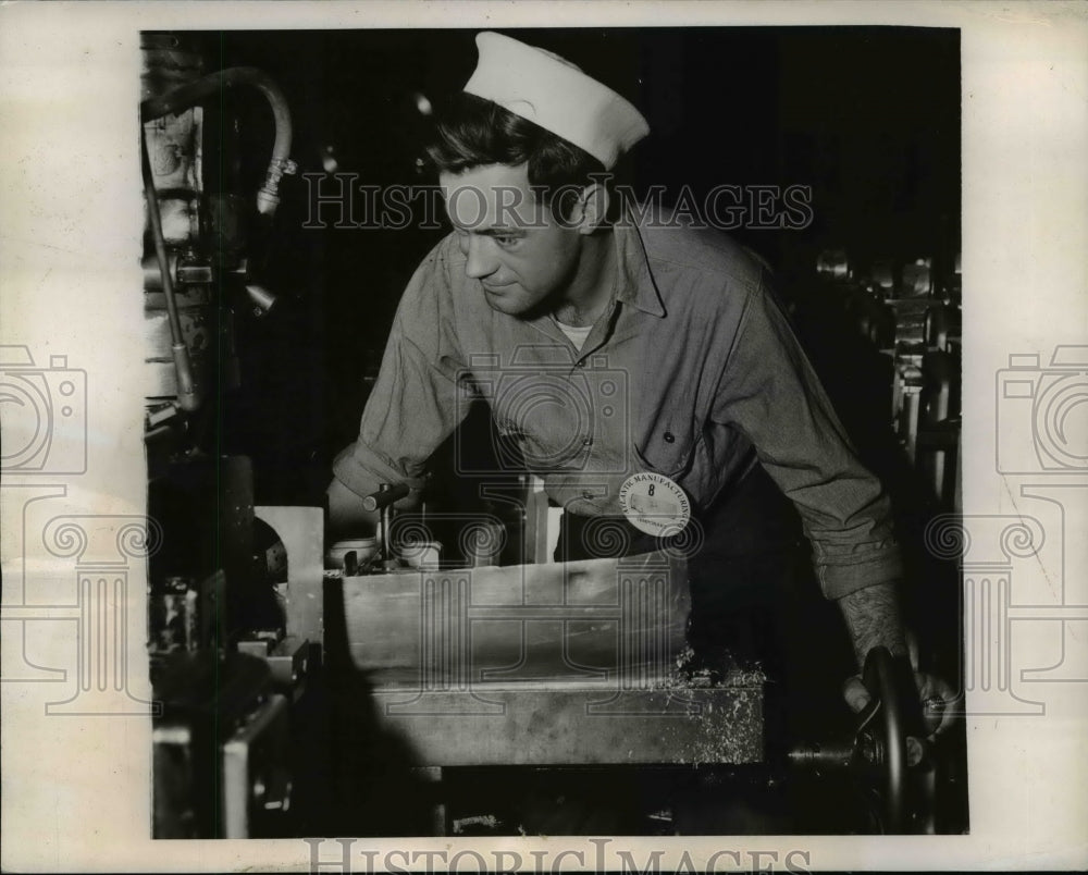 1943 Press Photo Navy Man Martin Downes Works as Machinists During 15 Day Leave-Historic Images