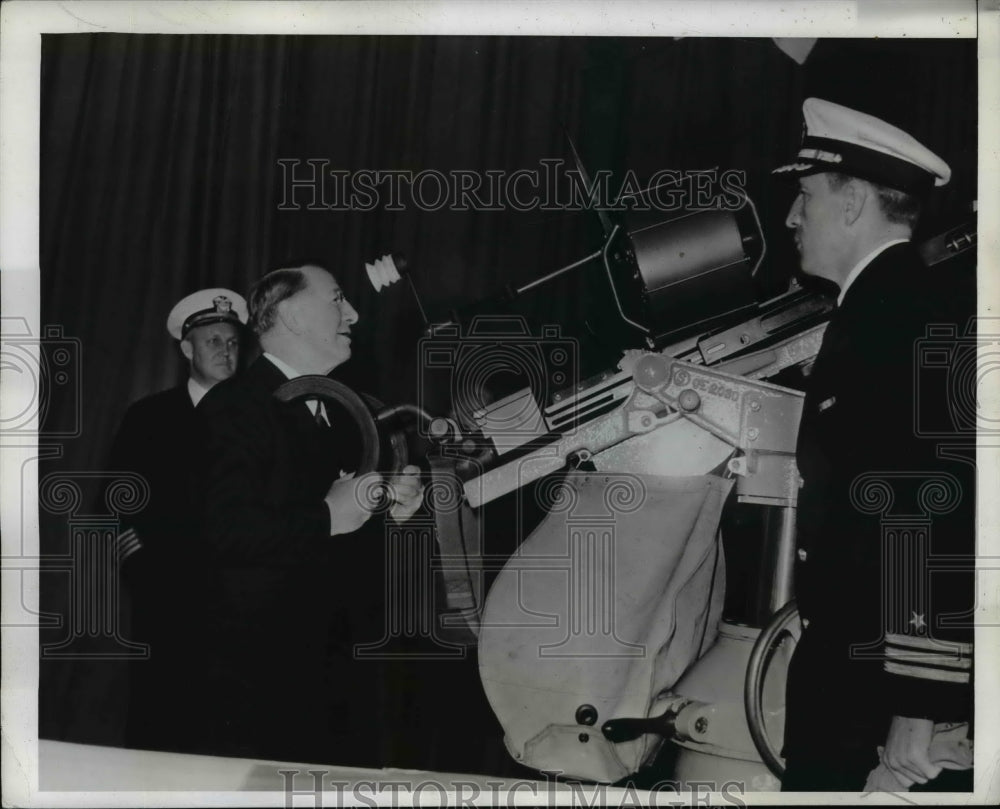 1940 Press Photo Secretary of Navy Frank Knox sees the first anti aircraft gun-Historic Images