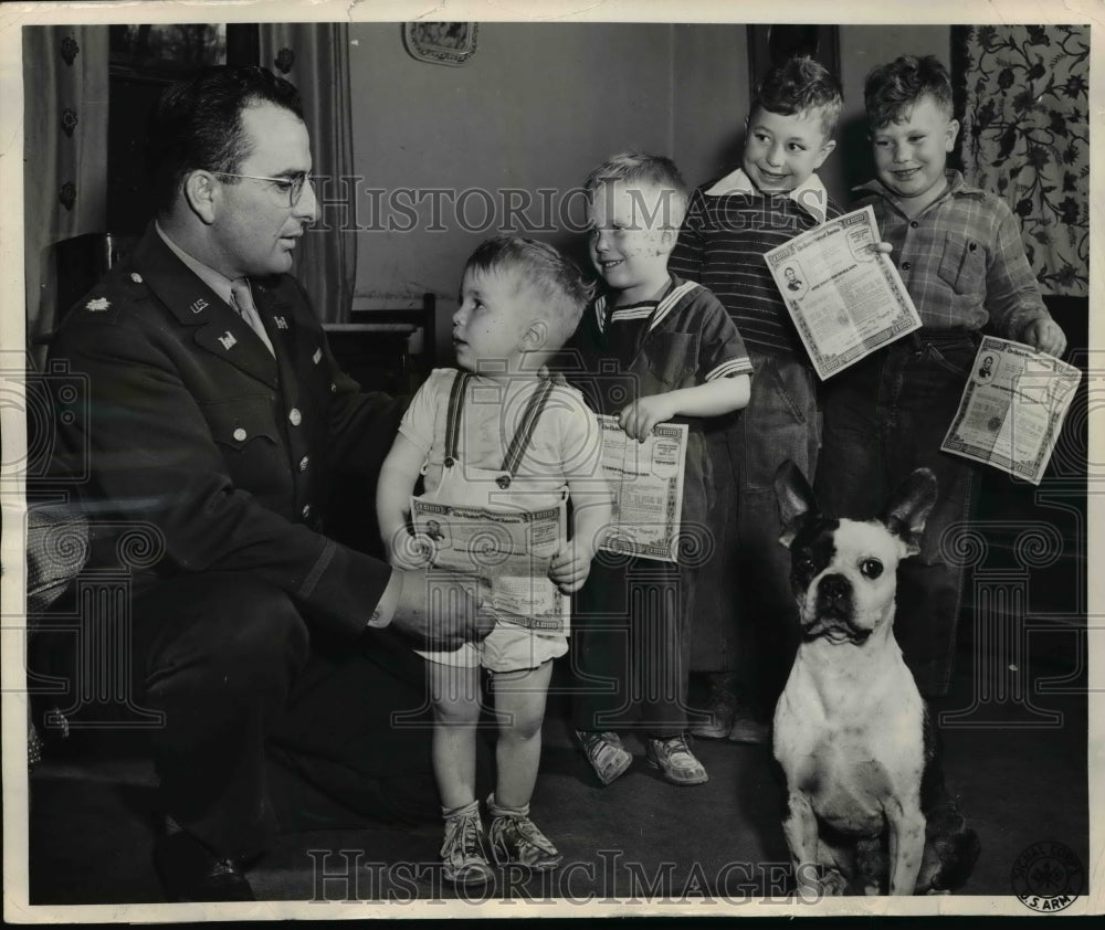 1944 Press Photo Kenneth Haggard presented sons with education bond certificate-Historic Images