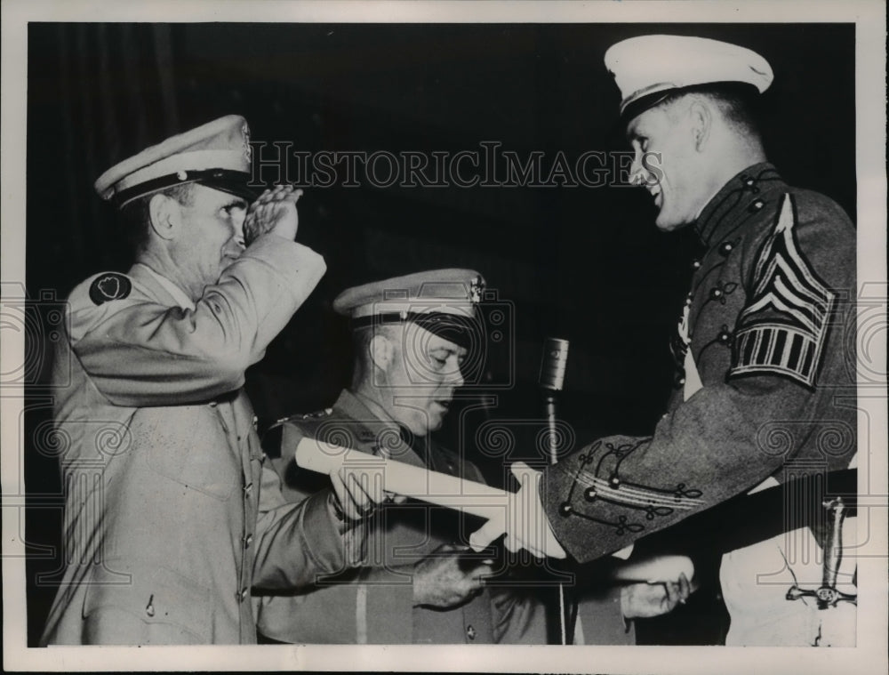 1951 Press Photo Maj Gen Frederick Irving presents diploma to 2nd Lt Dan Fodberg-Historic Images