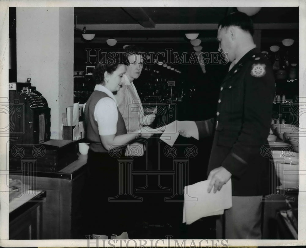 1944 Press Photo Govenrment seizure of Montgomery Ward store in San Rafael Cal-Historic Images