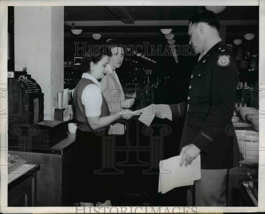 1944 Press Photo Govenrment seizure of Montgomery Ward store in San Rafael Cal-Historic Images