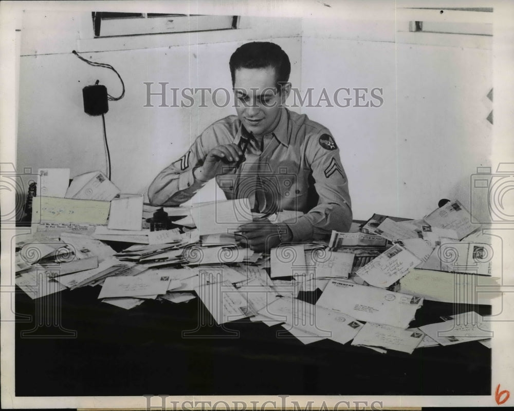 1943 Press Photo Corporal Marion Moore of Public Relations reads his letters - Historic Images