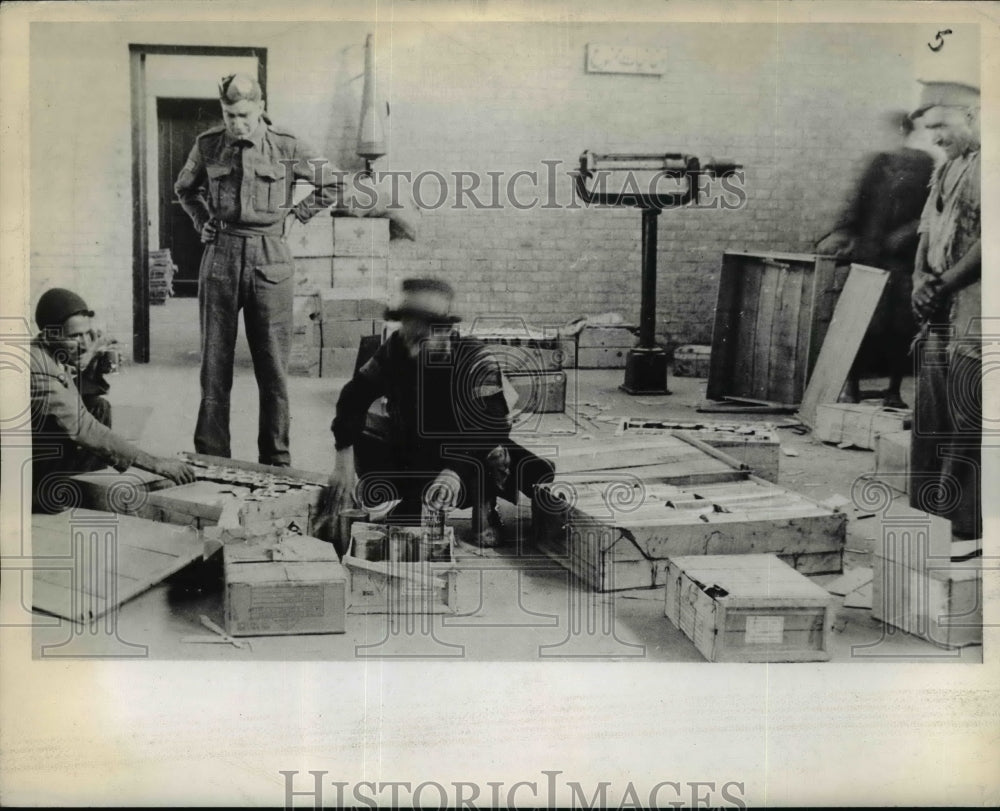 1943 American canned food being repacked for transport to Russia - Historic Images