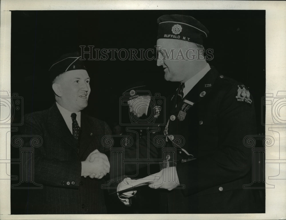 1943 Press Photo Paul Wamsley received $1000 for distinguished community service - Historic Images