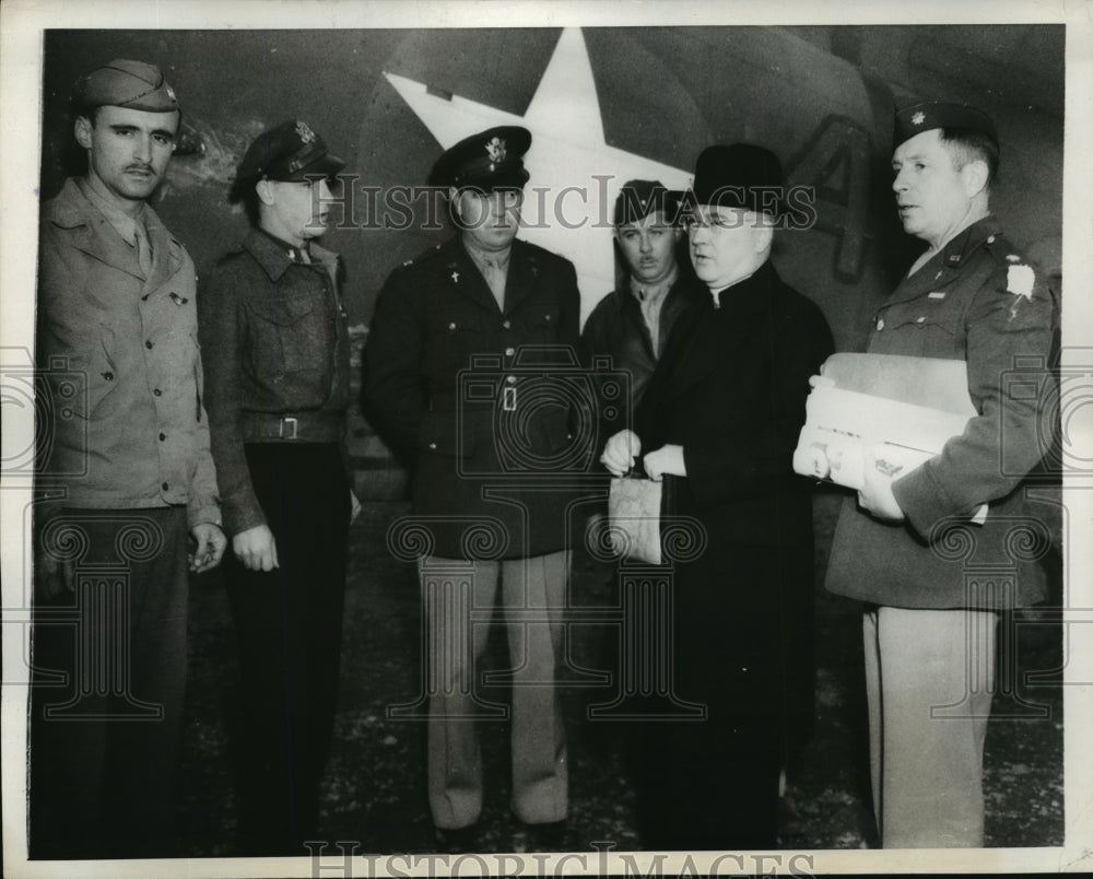 1943 Press Photo Archbishop Francis Spellman with chaplains arrive African Base-Historic Images