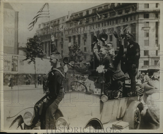 1918 American naval & military men cheer comrades in London - Historic Images