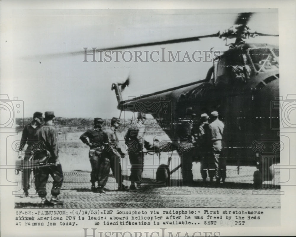 1953 Press Photo American POWs loaded on helicopter after freed by Reds i Korea-Historic Images
