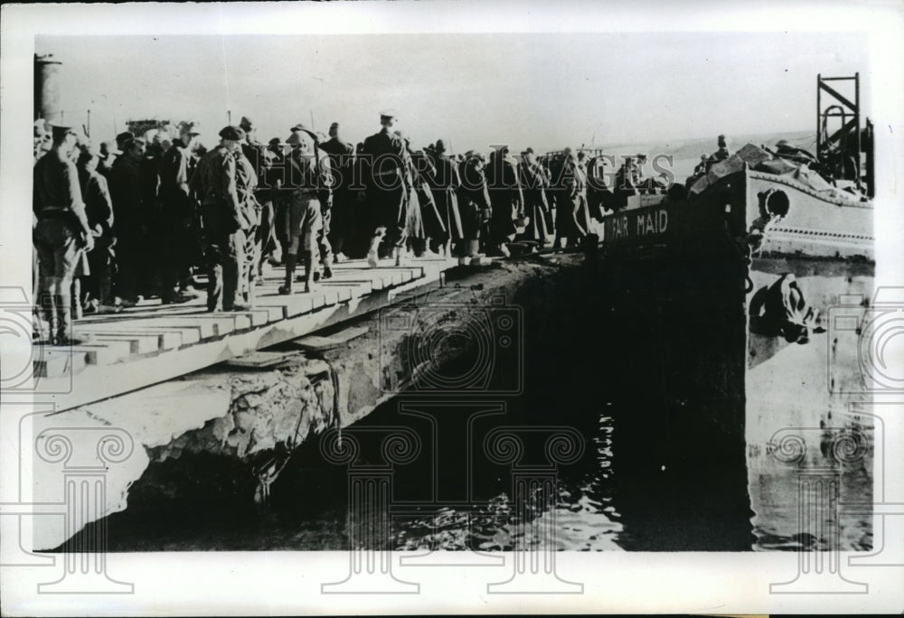 1942 Press Photo Axis Prisoners board &quot;Fair Maid&quot; in Tobruk Harbor - nem52185-Historic Images