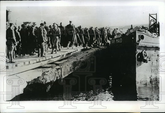 1942 Press Photo Axis Prisoners board "Fair Maid" in Tobruk Harbor - nem52185-Historic Images