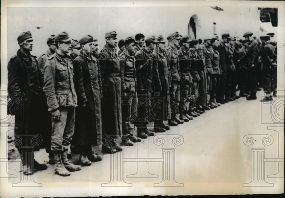 1943 Press Photo Axis prisoners searched by British 1st Army Soldiers in Tunisia-Historic Images