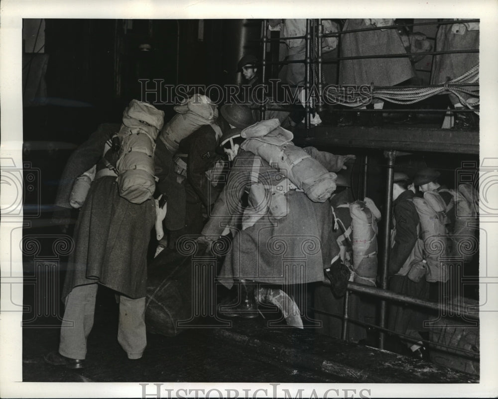 1942 American Troops with their dunnage reach Northern Irish Port - Historic Images