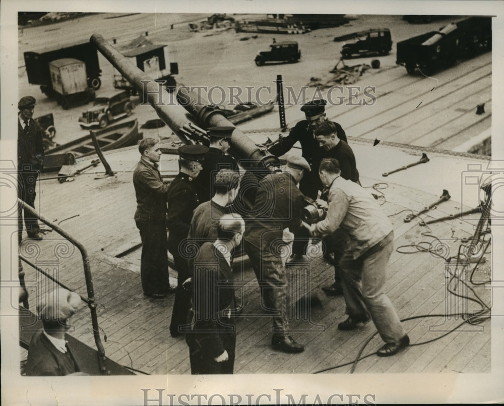 1939 British Merchant Ship&#39;s weapons being tested in England - Historic Images