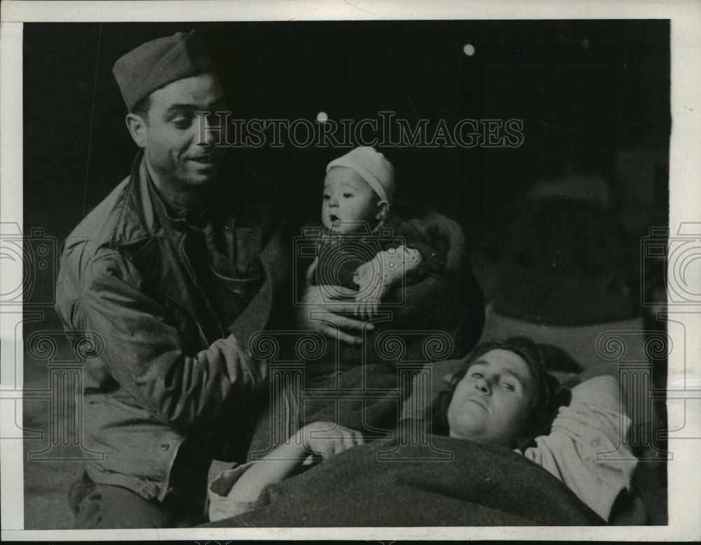 1944 Press Photo Pvt. August De Felippo holds the baby beside the mother-Historic Images