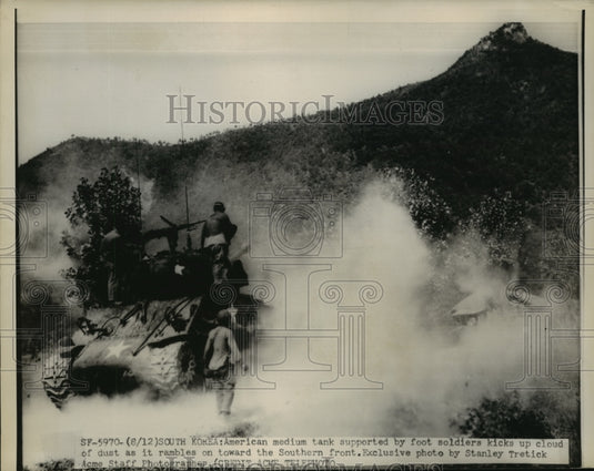 Press Photo Soldiers kick up the dust to support the American medium tank - Historic Images