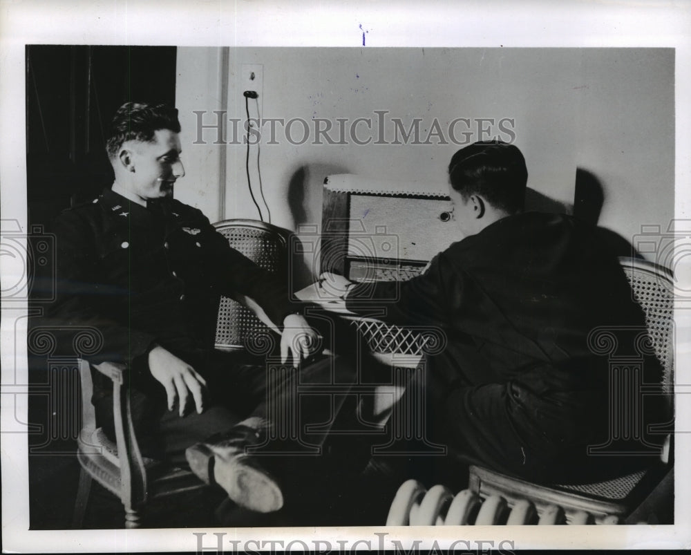 1945 Press Photo Yank Airmen Listen to Radio in Baden, Near Zurich - nem53095-Historic Images