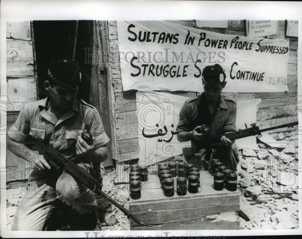 1967 Press Photo British Soldiers inspect Russian FG$ grenades found in Kutcha-Historic Images