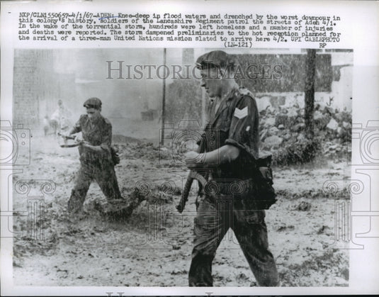 1967 Press Photo Soldiers of the Lancashire Regiment Patrol the streets of Aden-Historic Images