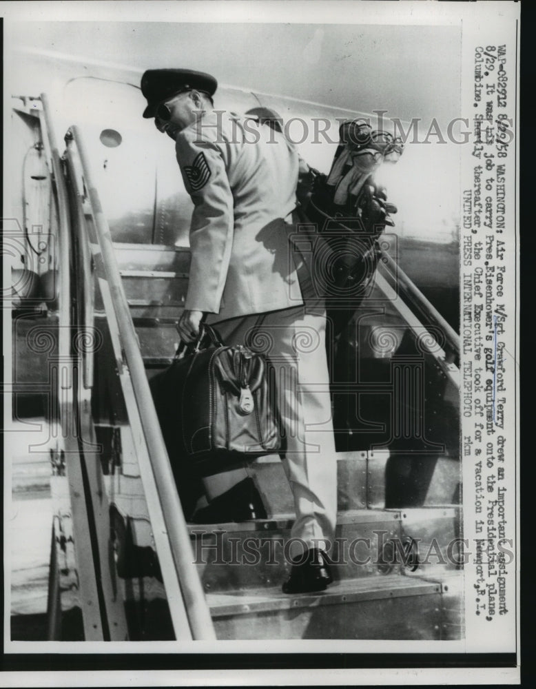 1958 Press Photo Crawford Terry carries president&#39;s golf equipment onto plane - Historic Images