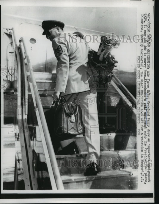 1958 Press Photo Crawford Terry carries president's golf equipment onto plane - Historic Images
